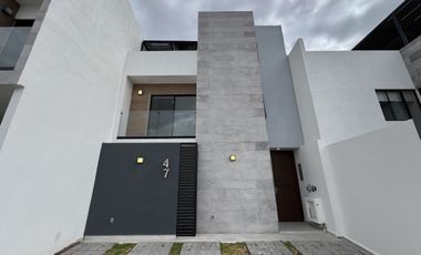 CASA EN VENTA EN ZIBATÁ, Querétaro, de cuatro recámaras, jardín y roof garden