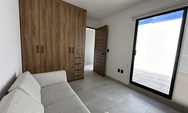 CASA EN VENTA EN ZIBATÁ, Querétaro, de cuatro recámaras, jardín y roof garden