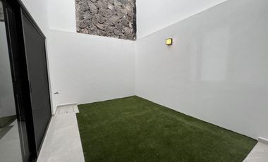 CASA EN VENTA EN ZIBATÁ, Querétaro, de cuatro recámaras, jardín y roof garden