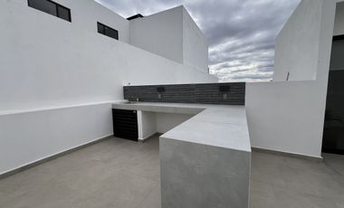 CASA EN VENTA EN ZIBATÁ, Querétaro, de cuatro recámaras, jardín y roof garden