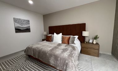 CASA EN VENTA EN ZIBATÁ, Querétaro, de cuatro recámaras, jardín y roof garden