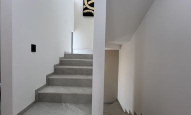 CASA EN VENTA EN ZIBATÁ, Querétaro, de cuatro recámaras, jardín y roof garden