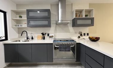 CASA EN VENTA EN ZIBATÁ, Querétaro, de cuatro recámaras, jardín y roof garden