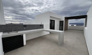 CASA EN VENTA EN ZIBATÁ, Querétaro, de cuatro recámaras, jardín y roof garden