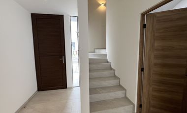 CASA EN VENTA EN ZIBATÁ, Querétaro, de cuatro recámaras, jardín y roof garden