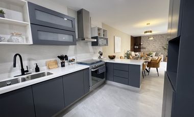 CASA EN VENTA EN ZIBATÁ, Querétaro, de cuatro recámaras, jardín y roof garden