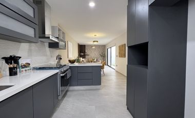 CASA EN VENTA EN ZIBATÁ, Querétaro, de cuatro recámaras, jardín y roof garden