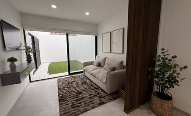 CASA EN VENTA EN ZIBATÁ, Querétaro, de cuatro recámaras, jardín y roof garden