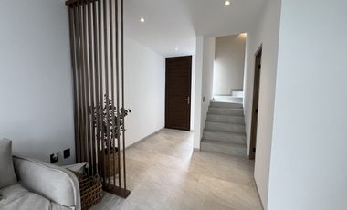 CASA EN VENTA EN ZIBATÁ, Querétaro, de cuatro recámaras, jardín y roof garden