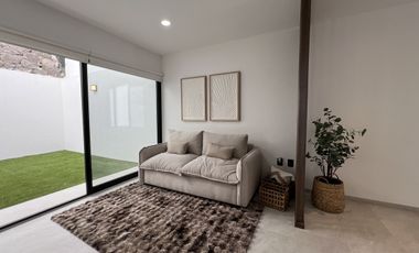 CASA EN VENTA EN ZIBATÁ, Querétaro, de cuatro recámaras, jardín y roof garden