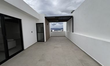 CASA EN VENTA EN ZIBATÁ, Querétaro, de cuatro recámaras, jardín y roof garden