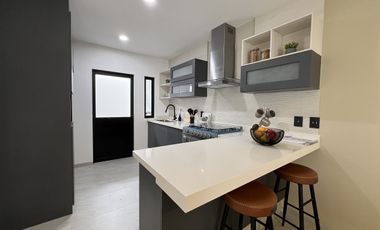 CASA EN VENTA EN ZIBATÁ, Querétaro, de cuatro recámaras, jardín y roof garden