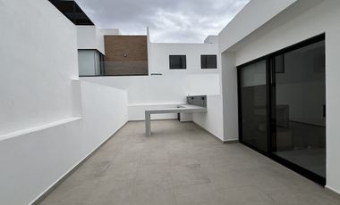 CASA EN VENTA EN ZIBATÁ, Querétaro, de cuatro recámaras, jardín y roof garden