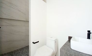 CASA EN VENTA EN ZIBATÁ, Qro, con recámara en planta baja, doble altura y jardín