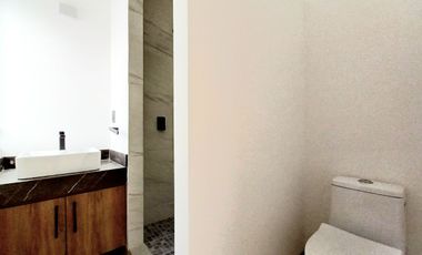 CASA EN VENTA EN ZIBATÁ, Qro, con recámara en planta baja, doble altura y jardín