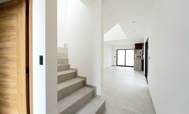 CASA EN VENTA EN ZIBATÁ, Qro, con recámara en planta baja, doble altura y jardín