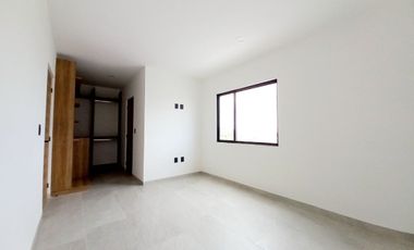 CASA EN VENTA EN ZIBATÁ, Qro, con recámara en planta baja, doble altura y jardín