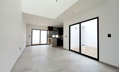 CASA EN VENTA EN ZIBATÁ, Qro, con recámara en planta baja, doble altura y jardín