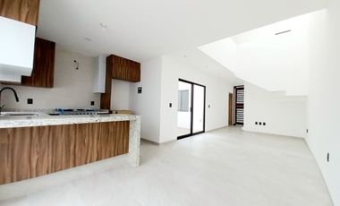 CASA EN VENTA EN ZIBATÁ, Qro, con recámara en planta baja, doble altura y jardín