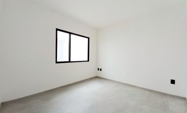 CASA EN VENTA EN ZIBATÁ, Qro, con recámara en planta baja, doble altura y jardín