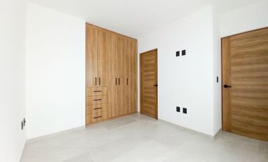 CASA EN VENTA EN ZIBATÁ, Qro, con recámara en planta baja, doble altura y jardín