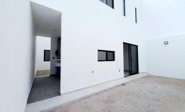 CASA EN VENTA EN ZIBATÁ, Qro, con recámara en planta baja, doble altura y jardín