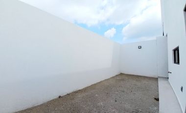 CASA EN VENTA EN ZIBATÁ, Qro, con recámara en planta baja, doble altura y jardín