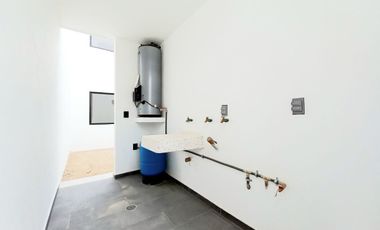 CASA EN VENTA EN ZIBATÁ, Qro, con recámara en planta baja, doble altura y jardín