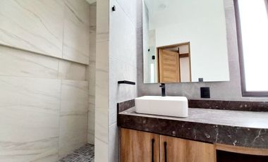 CASA EN VENTA EN ZIBATÁ, Qro, con recámara en planta baja, doble altura y jardín