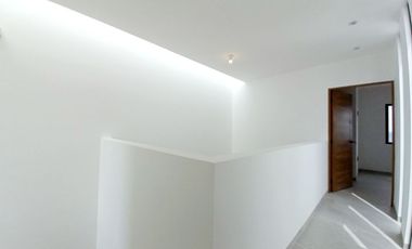 CASA EN VENTA EN ZIBATÁ, Qro, con recámara en planta baja, doble altura y jardín