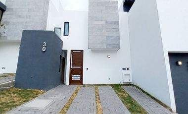 CASA EN VENTA EN ZIBATÁ, Qro, con recámara en planta baja, doble altura y jardín