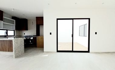 CASA EN VENTA EN ZIBATÁ, Qro, con recámara en planta baja, doble altura y jardín