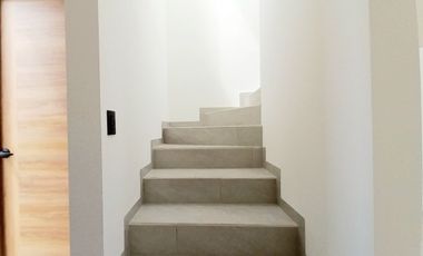 CASA EN VENTA EN ZIBATÁ, Qro, con recámara en planta baja, doble altura y jardín