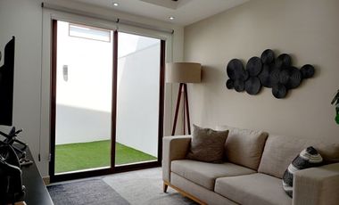 CASA EN VENTA EN ZIBATÁ, QUERÉTARO, 3 recámaras y estudio, excelentes amenidades