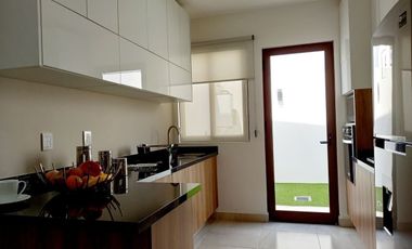 CASA EN VENTA EN ZIBATÁ, QUERÉTARO, 3 recámaras y estudio, excelentes amenidades