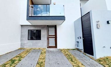 CASA EN VENTA EN ZIBATÁ Querétaro, con opción a recámara en planta baja y jardín