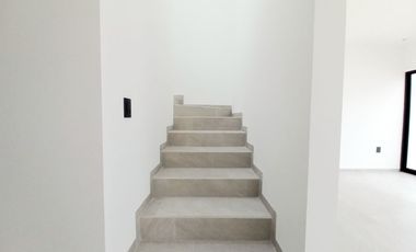 CASA EN VENTA EN ZIBATÁ Querétaro, con opción a recámara en planta baja y jardín