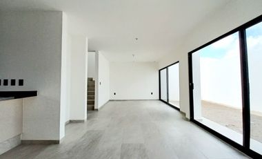 CASA EN VENTA EN ZIBATÁ Querétaro, con opción a recámara en planta baja y jardín