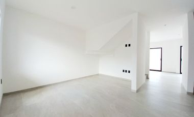 CASA EN VENTA EN ZIBATÁ Querétaro, con opción a recámara en planta baja y jardín