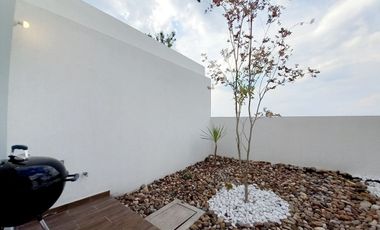 CASA EN VENTA EN ZIBATÁ, Querétaro, con roof garde, jardín y cuarto de servicio