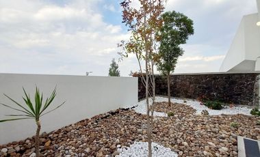 CASA EN VENTA EN ZIBATÁ, Querétaro, con roof garde, jardín y cuarto de servicio