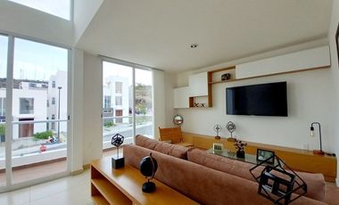 CASA EN VENTA EN ZIBATÁ, Querétaro, con roof garde, jardín y cuarto de servicio