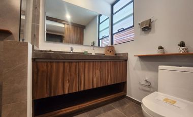 Casa en venta, 3 niveles estilo Townhouse,Jurica