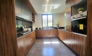 Casa en venta, 3 niveles estilo Townhouse,Jurica