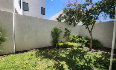 Casa en venta, 3 niveles estilo Townhouse,Jurica