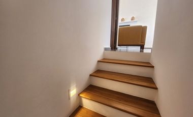 Casa en venta, 3 niveles estilo Townhouse,Jurica