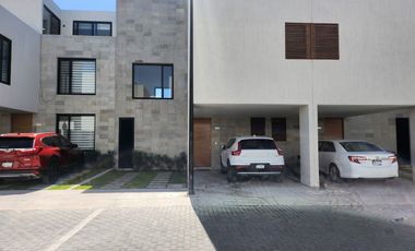 Casa en venta, 3 niveles estilo Townhouse,Jurica