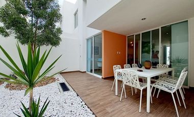 CASA EN VENTA EN ZIBATÁ, Querétaro, con roof garden y jardín