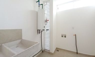 CASA EN VENTA EN ZIBATÁ, Querétaro, con roof garden y jardín
