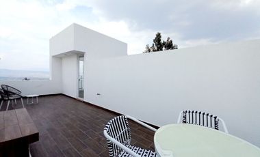 CASA EN VENTA EN ZIBATÁ, Querétaro, con roof garden y jardín